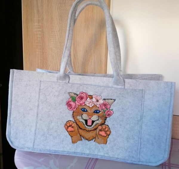 Kätzchen mit Blumenkranz - StickZebra