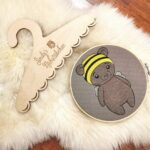 "Bruno der Bienenbär" Stickdatei [Digital] – Bild 2