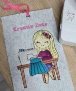 Doodle Mädchen mit Nähmaschine Stickdatei [Digital] – Bild 4