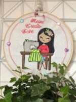 Doodle Mädchen mit Nähmaschine Stickdatei [Digital] – Bild 2