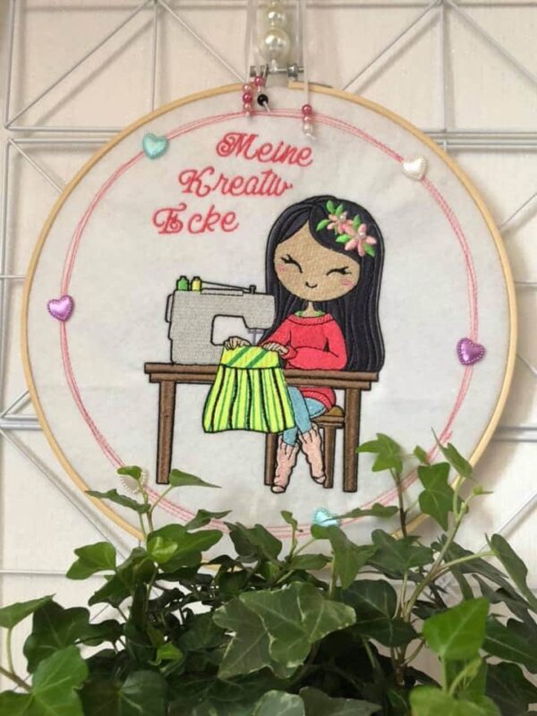 Doodle Mädchen mit Nähmaschine Stickdatei [Digital] – Bild 2