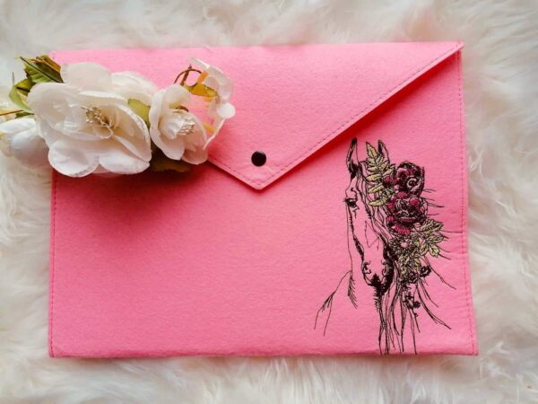 Pferd mit Blumenschmuck - StickZebra