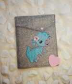 Drache mit Hibiskusblüte Stickdatei - StickZebra