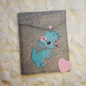 Drache mit Hibiskusblüte Stickdatei - StickZebra