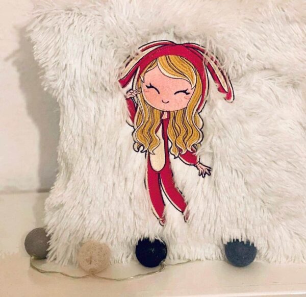 Mädchen im Häschen Schlafanzug Stickdatei - StickZebra