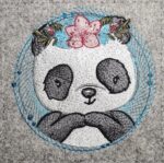 Panda mit Blumenrahmen [Digital] – Bild 3