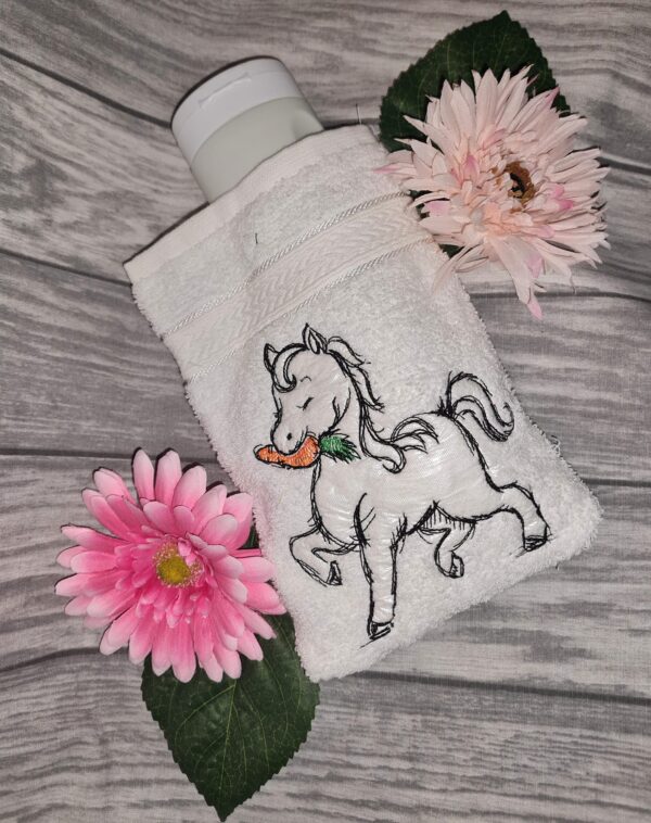 Süßes Pony mit Karotte [Digital] – Bild 4