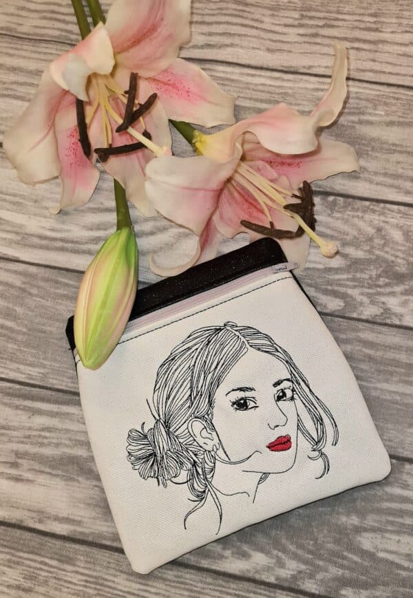 Doodle-Stil Frau Stickdatei: Verspieltes Design für kreative Stickprojekte und einzigartige Dekorationen [Digital] – Bild 2