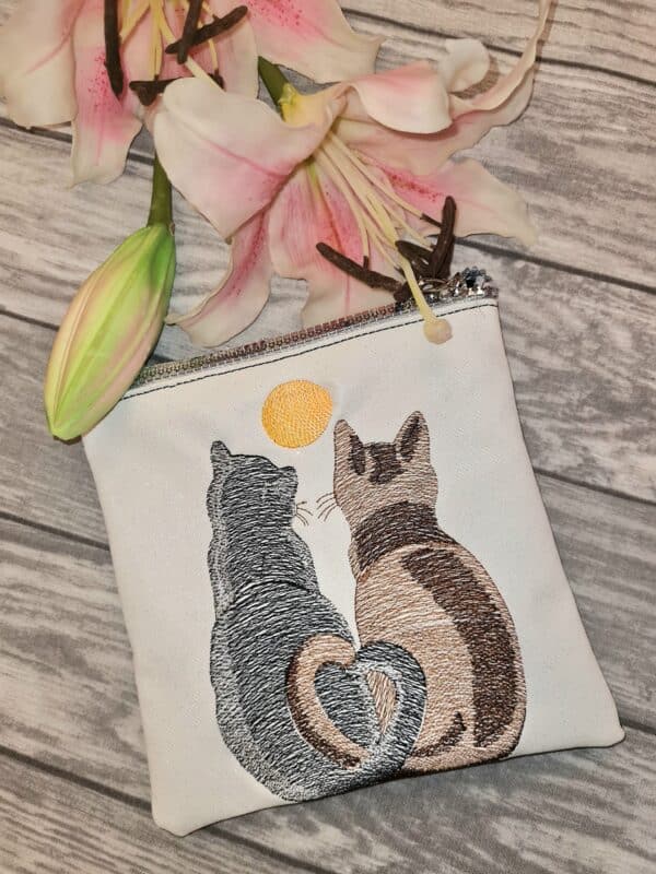 Katzenliebespärchen vor dem Mond Stickdatei: Romantisches Katzen Design für liebevolle Stickprojekte und Dekorationen [Digital] – Bild 2