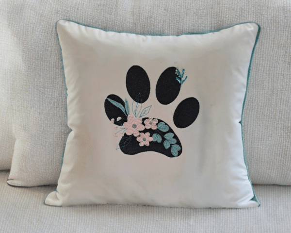 Pfotenabdruck mit Blumenverzierung: Detailreiche Stickdatei für Tierliebhaber und Bastelprojekte [Digital] – Bild 2