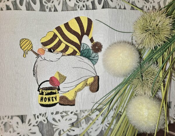 Gnom mit Honigglas Stickdatei: Niedliches Kinderdesign für fröhliche Stickprojekte und Bastelabenteuer [Digital] – Bild 3