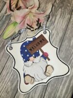 Gnom mit Willkommensschild Stickdatei: Einladendes Design für herzliche Stickprojekte und Dekorationen [Digital] – Bild 2