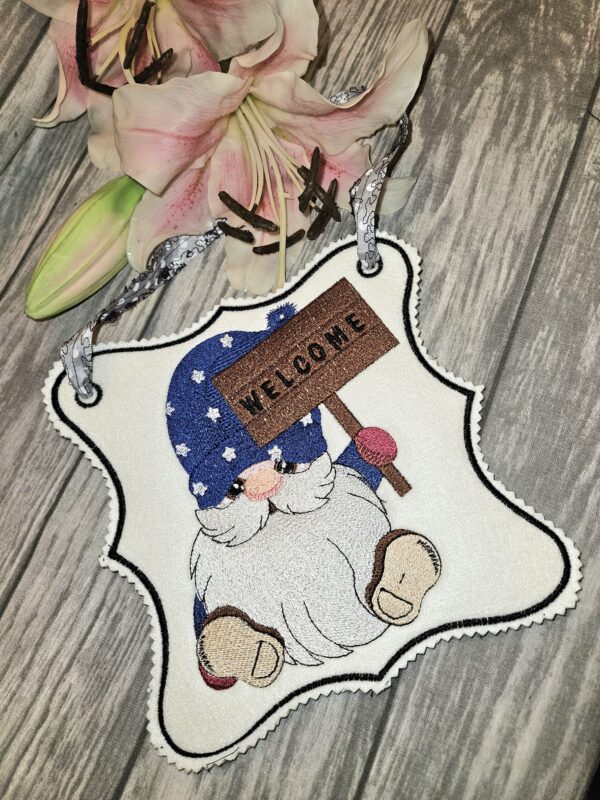 Gnom mit Willkommensschild Stickdatei: Einladendes Design für herzliche Stickprojekte und Dekorationen [Digital] – Bild 2