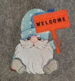 Gnom mit Willkommensschild Stickdatei: Einladendes Design für herzliche Stickprojekte und Dekorationen [Digital] – Bild 3