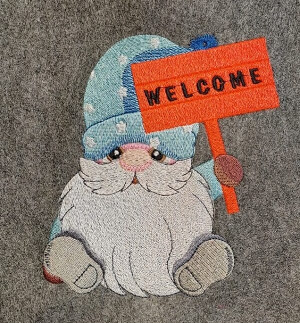 Gnom mit Willkommensschild Stickdatei: Einladendes Design für herzliche Stickprojekte und Dekorationen [Digital] – Bild 3