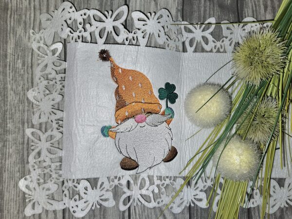 Gnom mit Kleeblatt Stickdatei: Glückliches Design für charmante Stickprojekte und Dekorationen [Digital] – Bild 2