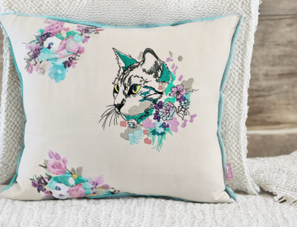 Katzenkopf mit Blumen Stickdatei: Niedliche Katzenmuster für Stickmaschinen [Digital] – Bild 2