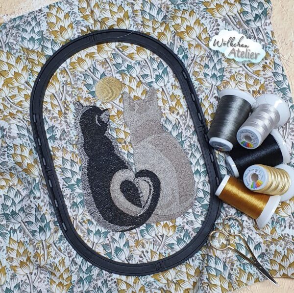 Katzenliebespärchen vor dem Mond Stickdatei: Romantisches Katzen Design für liebevolle Stickprojekte und Dekorationen [Digital] – Bild 3