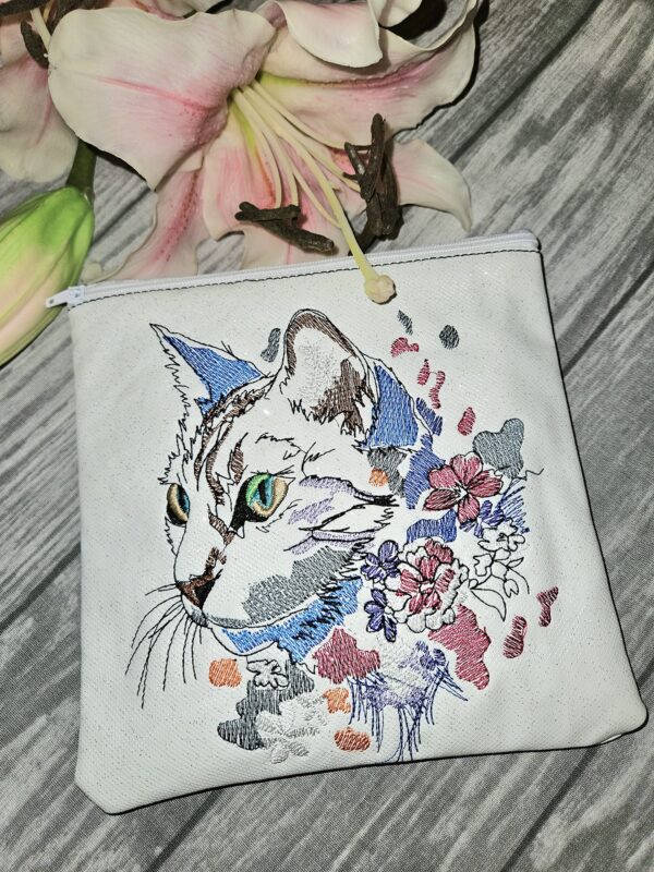 Katzenkopf mit Blumen Stickdatei: Niedliche Katzenmuster für Stickmaschinen [Digital] – Bild 3