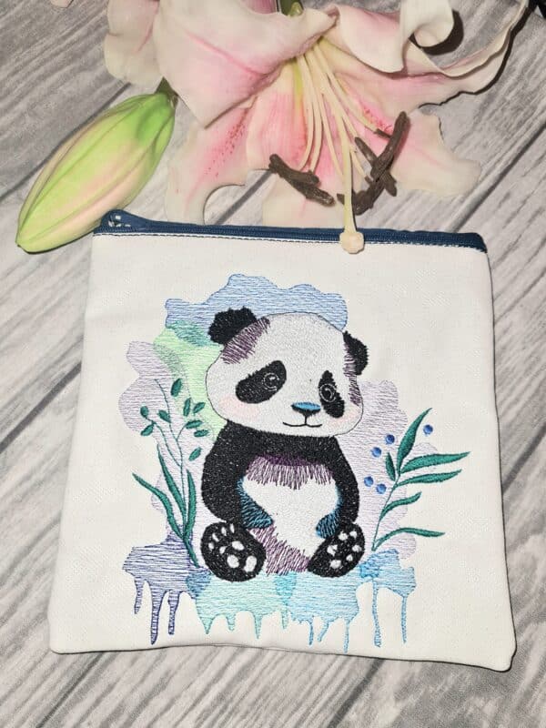 Kleiner Panda Stickdatei: Liebenswertes Vollstick-Design für kreative Stickprojekte [Digital] – Bild 2