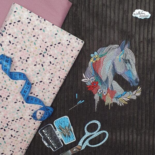 Pferd mit Blumenkranz Stickdatei: Elegante Stickvorlage für Pferdeliebhaber und Bastelprojekte [Digital] – Bild 3