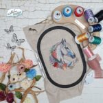 Pferd mit Blumenkranz Stickdatei: Elegante Stickvorlage für Pferdeliebhaber und Bastelprojekte [Digital] – Bild 2