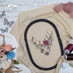 Hirsch im Doodle-Stil: Niedliche Stickdatei mit Blumenkrone für DIY-Projekte [Digital] – Bild 2