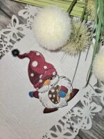 Gnom mit Pilz Stickdatei: Zauberhaftes Design für handgefertigte Stickprojekte [Digital] – Bild 2