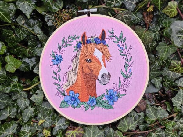 Zuckersüßes Pferd mit Blumenrahmen [Digital] – Bild 2