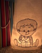 Süßer Doodle Junge mit Weihnachtsgeschenk [Digital] – Bild 3