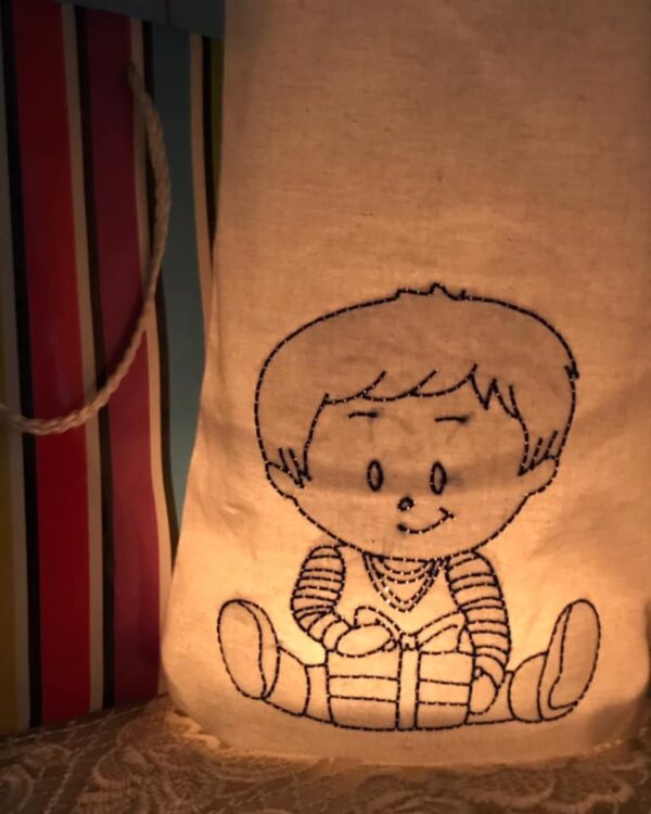 Süßer Doodle Junge mit Weihnachtsgeschenk [Digital] – Bild 3