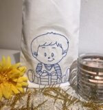 Süßer Doodle Junge mit Weihnachtsgeschenk [Digital] – Bild 2