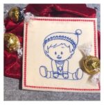 Niedlicher Junge mit Weihnachtspulli [Digital] – Bild 2