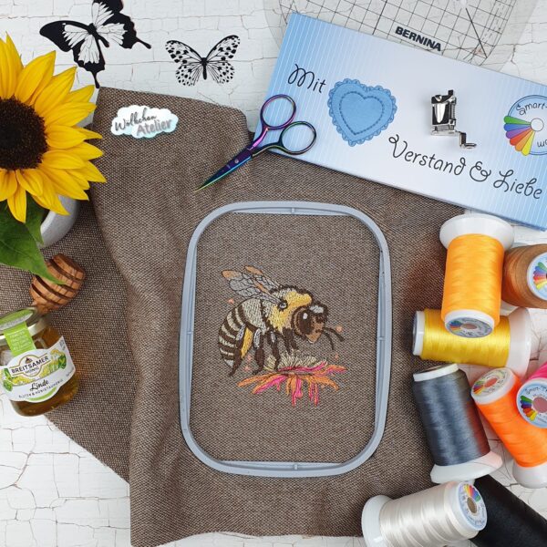 Traumhafte Biene auf der Blüte [Digital] – Bild 3