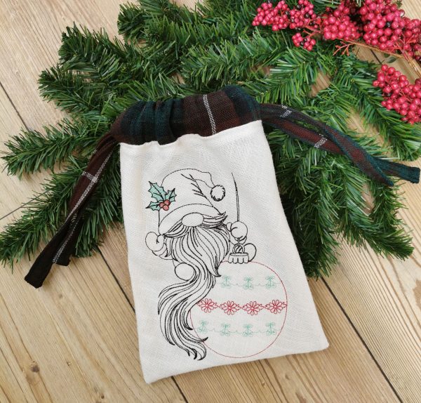 Weihnachtself Stickdatei, Gnom mit Christbaumkugel für deine Stickmaschine [Digital] – Bild 2