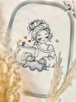 Näh Dame Stickdatei, niedliche Frau mit Nähmaschine [Digital] – Bild 2