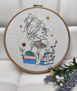 Mädchen Stickdatei mit Katze auf Büchern Doodle Motiv [Digital] – Bild 2